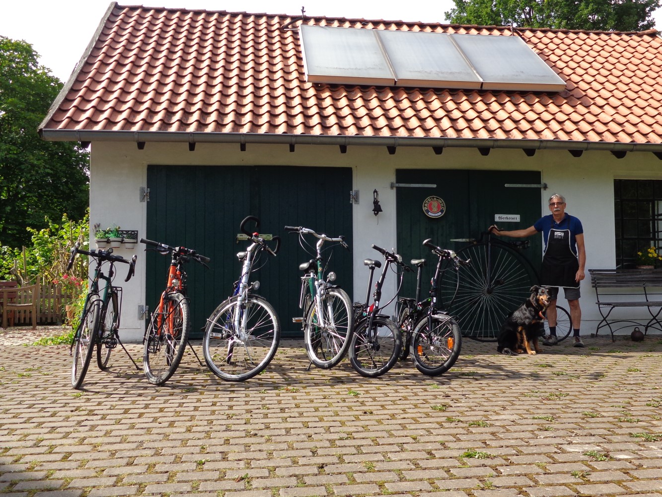 Wolfgang Görmann-Siemeling mit zum Verkauf stehenden Fahrrädern